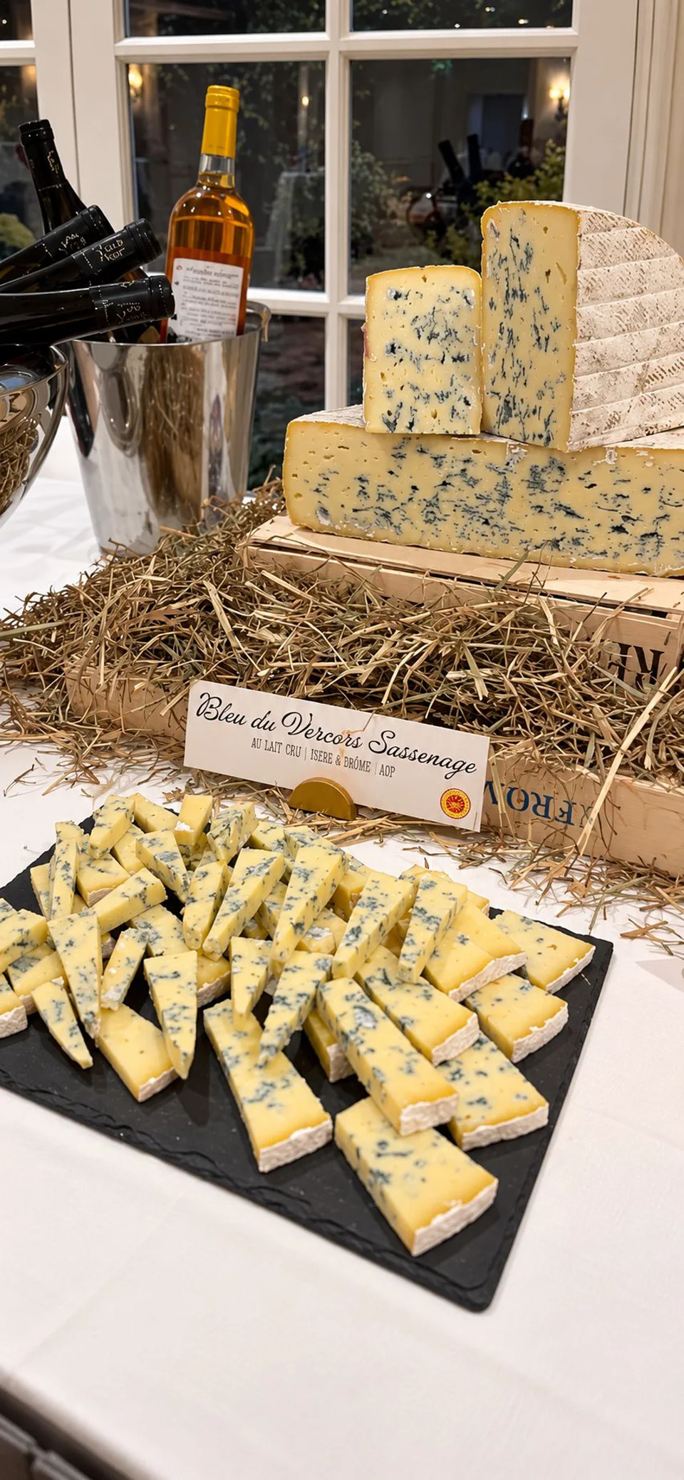 Comptoir de bleu du Vercors et fromages fermiers sur paille