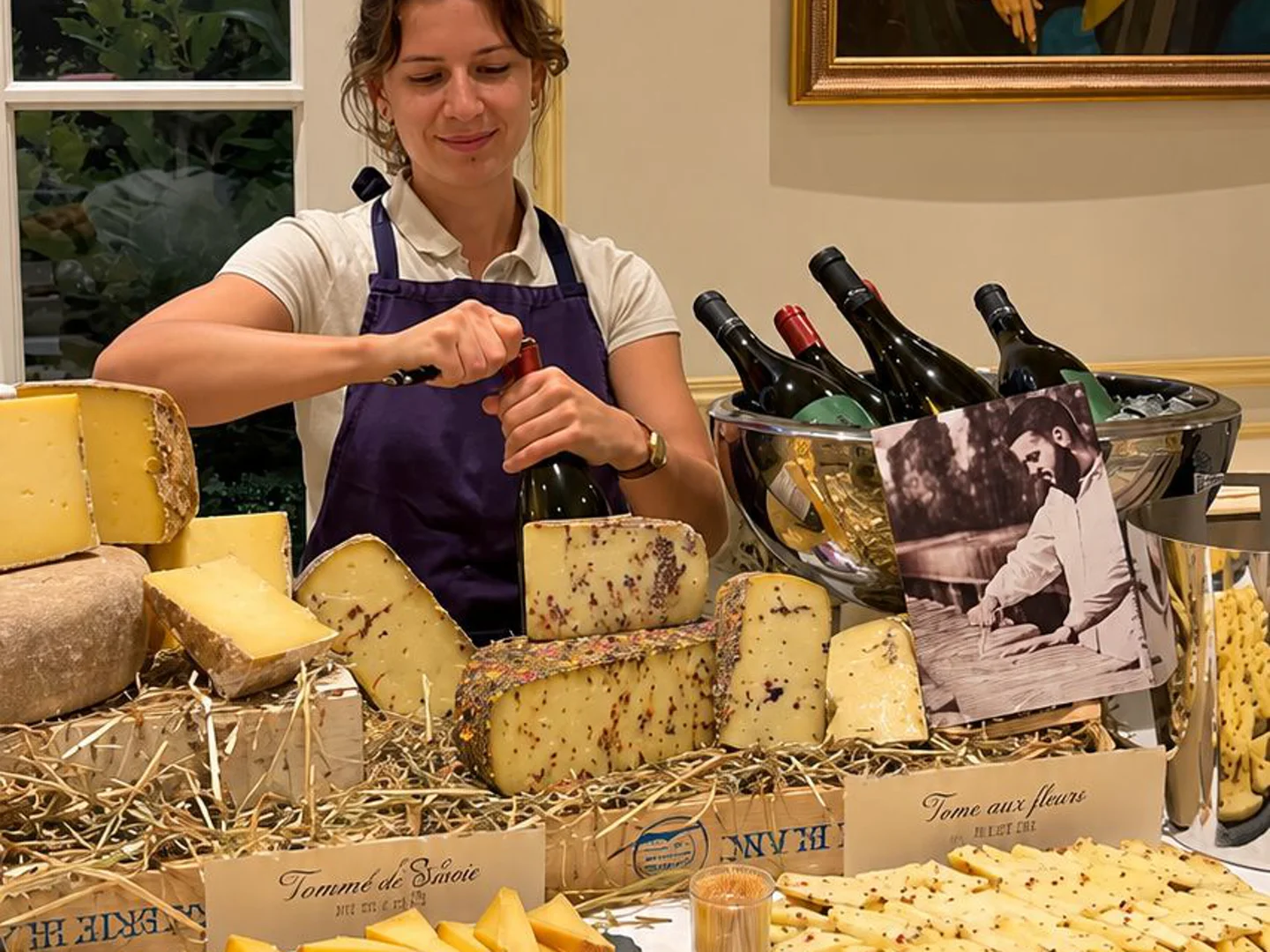 Expert au comptoir de dégustation pendant un événement d’entreprise